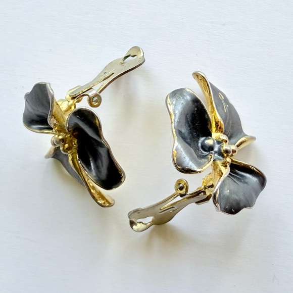 Vintage Chanel 1950s Gold-Plated Hydrangea Flower Clip Earrings by Lina Baretti - Picture 11 of 15